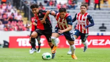 Jesús Orozco disputa un balón con Jeremy Márquez en el Clásico Tapatío