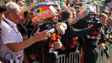 Pérez y Max celebrando el doblete de Red Bull