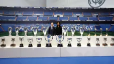 Marcelo y Florentino Pérez posan con los trofeos