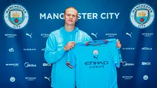 Erling Haaland posa con el jersey del Manchester City