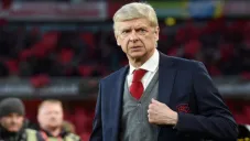 Arsene Wenger dirigiendo un partido con el Arsenal