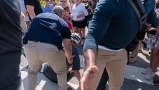 VIdeo: Joe Biden cayó al tratar de bajarse de una bicicleta