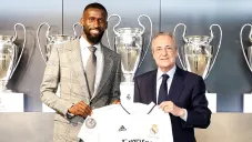 Antonio Rudiger en presentación con Florentino Pérez