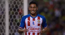Gael Sandoval durante un partido de Chivas