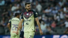 Henry Martín durante un partido con América