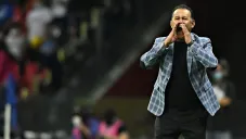 Juan Reynoso dirigiendo al Cruz Azul