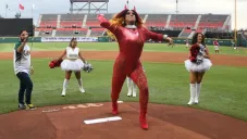 Miss Diamond lanzó la primera bola en duelo entre Diablos y Tecolotes