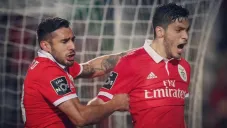 Salvio en festejo con Raúl Jiménez en Benfica