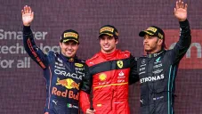 Checo subió al podio con Sainz y Hamilton