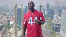 Markus Golden posa ante la lente de la cámara