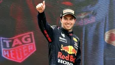 Sergio Pérez saludando a aficionados