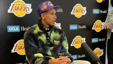 Juan Toscano en su presentación con los Lakers