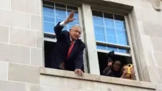 Salió de la ventana y mandó besos y abrazos