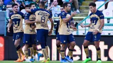 Jugadores de Pumas, en festejo de gol