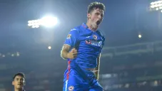 Santiago Giménez celebrando un gol con Cruz Azul