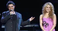 Alejandro Sanz en un concierto con Shakira