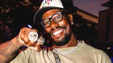 Von Miller presume su anillo del Superbowl LVI