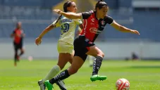 Eva González y Norma Palafox en disputa por el balón