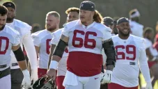 NFL: Centro de Buccaneers salió en camilla de entrenamiento por lesión en rodilla