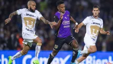 Bennevendo junto a Alves en partido contra Mazatlán