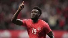 Alphonso Davies durante un duelo con Canadá