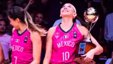 Claudia Ramos, feliz con el trofeo y victoria del Tri