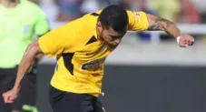 Orbelín Pineda durante un partido del AEK Atenas