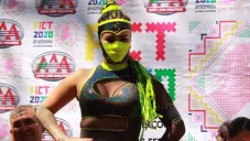 La luchadora posa ante los medios en un evento de Triple A