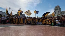 Aficionados auriazules hicieron la fiesta en el metro de Barcelona rumbo al Spotify Camp Nou