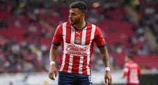 Alexis Vega durante un partido de Chivas
