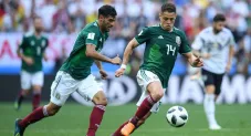 Carlos Vela y Chicharito durante un partido de México