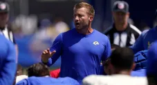 Sean McVay durante una práctica de Los Ángeles Rams
