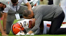 Personal de Browns de Cleveland revisan a Nick Harris tras lesionarse