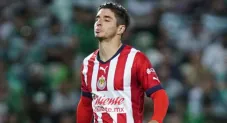 Isaac Brizuela durante un partido de Chivas