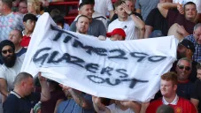 Aficionados del Manchester United protestan por malos resultados