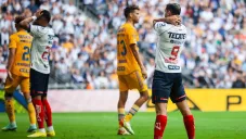 Jugadores reaccionan durante el Clásico Regio 128