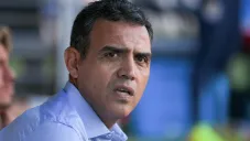 Ricardo Cadena dirigiendo a Chivas