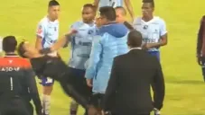 Video: Árbitro es golpeado tras revisar jugada en el VAR en Ecuador