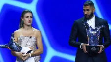 Putellas y Benzema tras recibir galardón