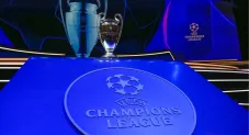 Trofeo de la Champions League en el Sorteo de la Fase de Grupos