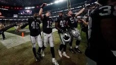 Jugadores de Raiders festejan victoria vs Pats