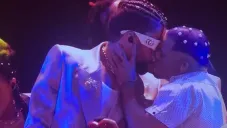 Bad Bunny besó a un bailarín