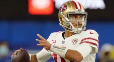 Jimmy Garoppolo jugando con los 49ers