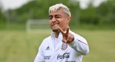 Julián Araujo entrenando con la Selección Mexicana