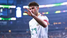 Santi Giménez en un partido del Tri