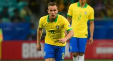 Arthur durante un partido de Brasil