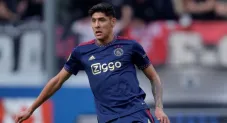Edson Álvarez durante un partido del Ajax