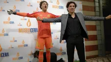 Memo Ochoa y su figura de cera