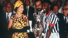 Pelé conoció a la Reina Isabel en Brasil