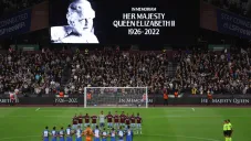 Jugadores del West Ham, con el anuncio de la muerte de la reina